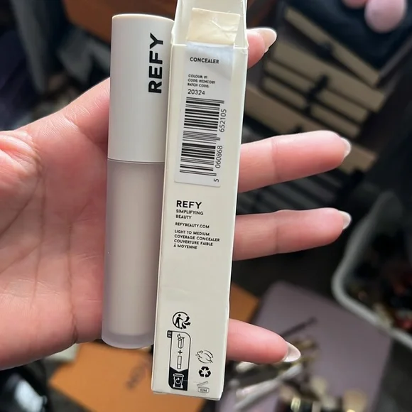 REFY CONCEALER - Picture 2 of 2